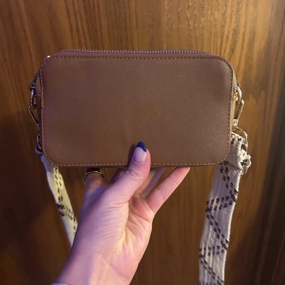 CROSSBODY PURSE
- brown leather with detailed strap 
- comes with long strap
